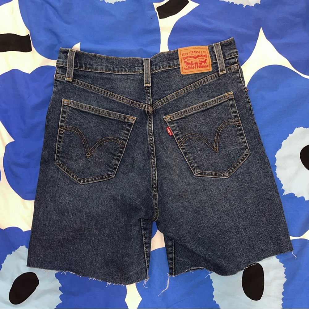 Levi’s mid thigh jorts